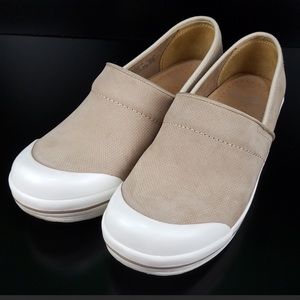 Size 9 tan dansko clogs (leather upper)